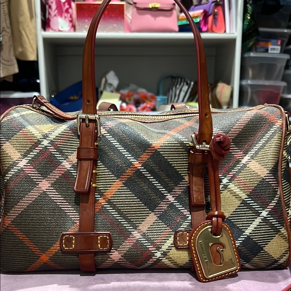 Chic Plaid Handbag with Brown Leather Straps